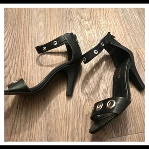 💕 EUC Torrid Strappy Heel 💕 So Sharp! Sz 8 Wide